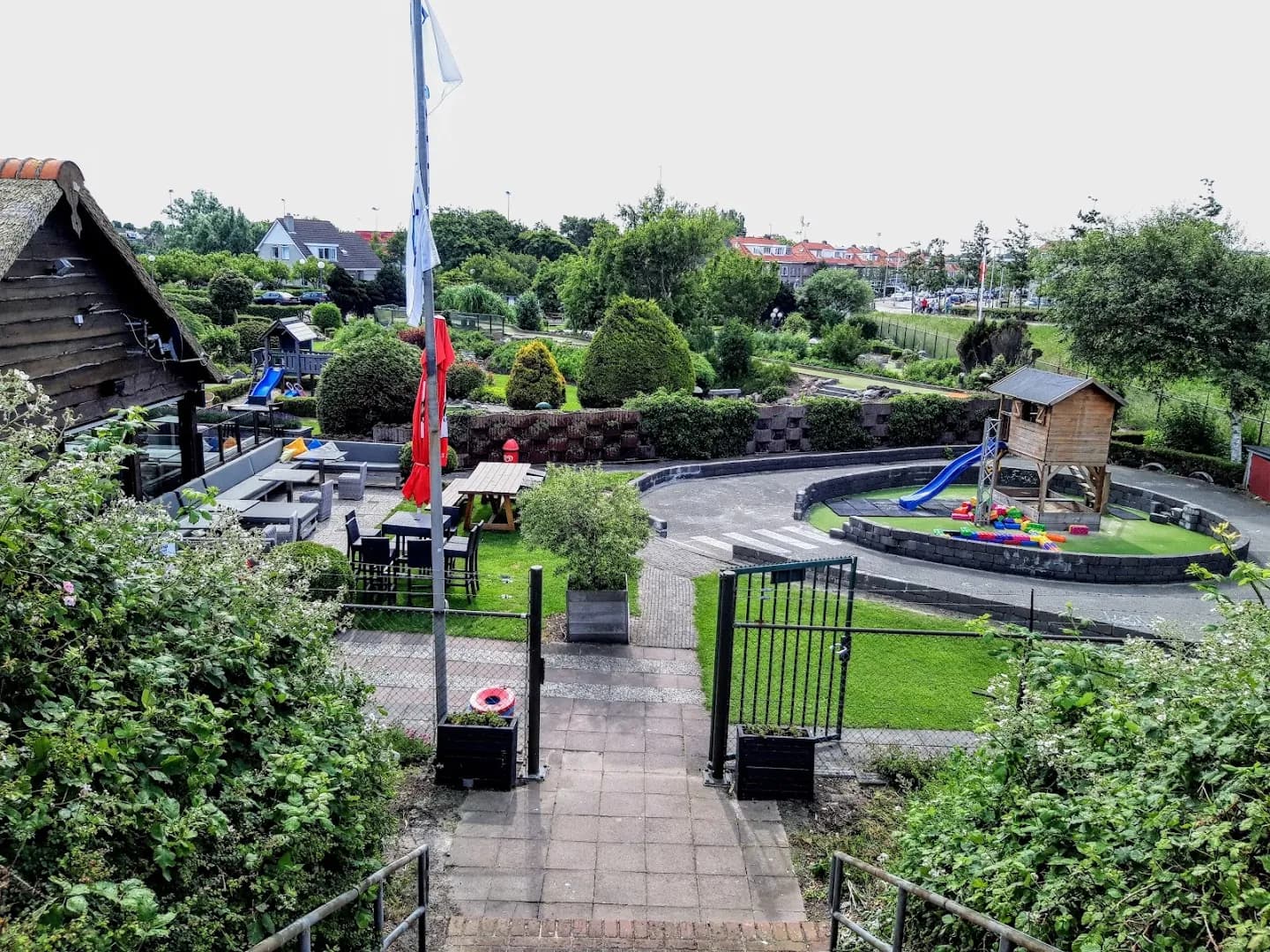 Clubhuis en speeltuin tussen het groen