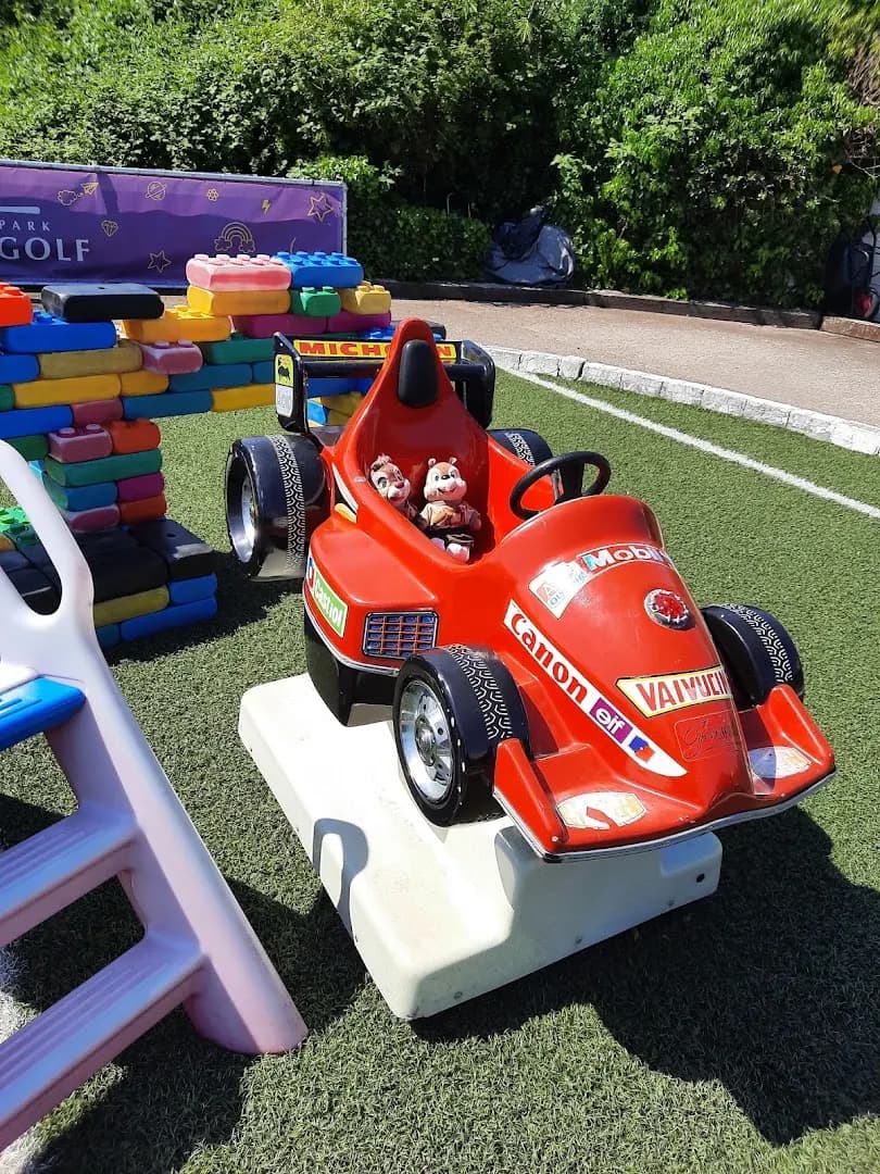 Rotes Minicar neben der Spielecke