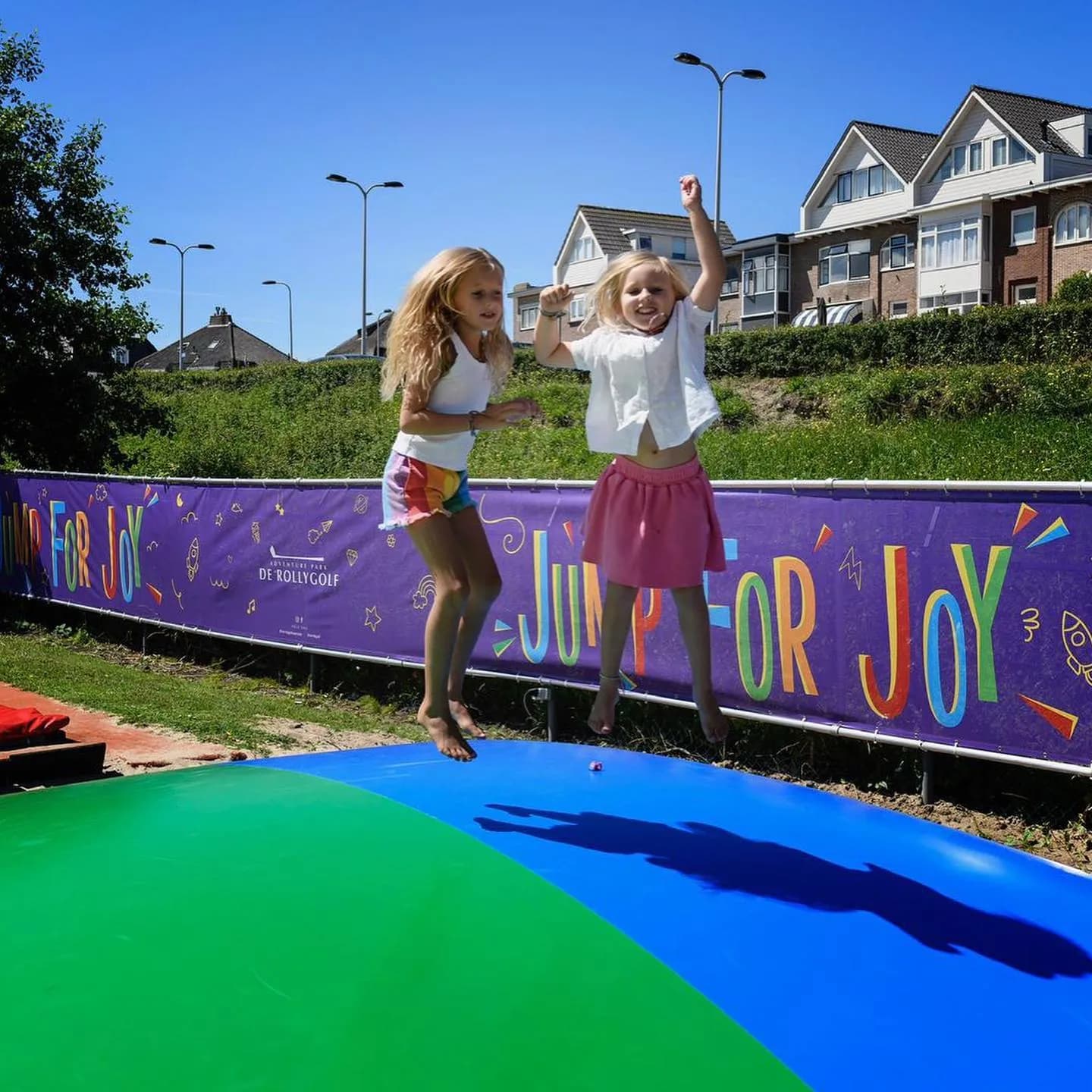 Kinderen springen voor de Jump for Joy-wand
