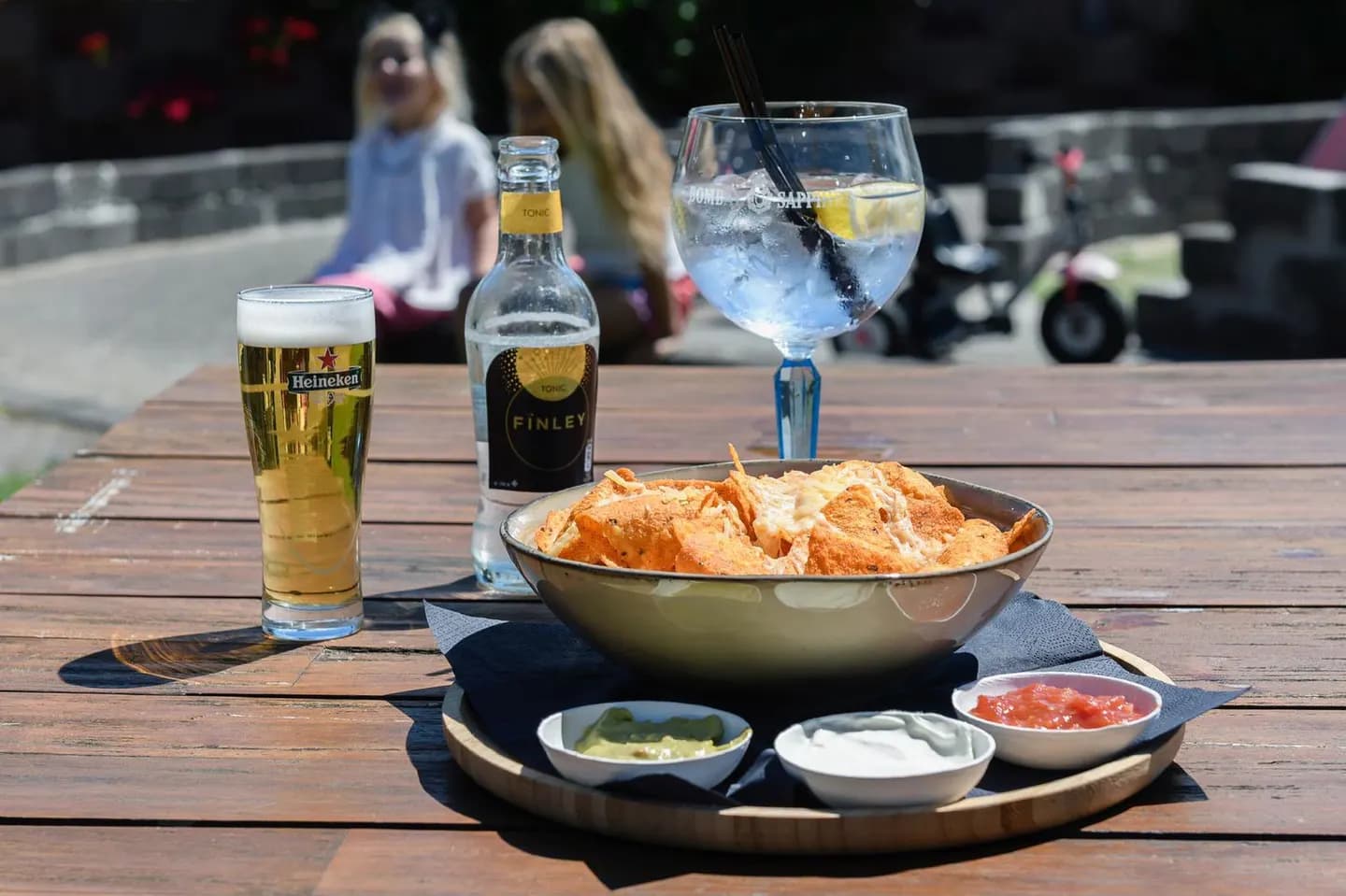 Biertje, gin-tonic en nachos op het terras