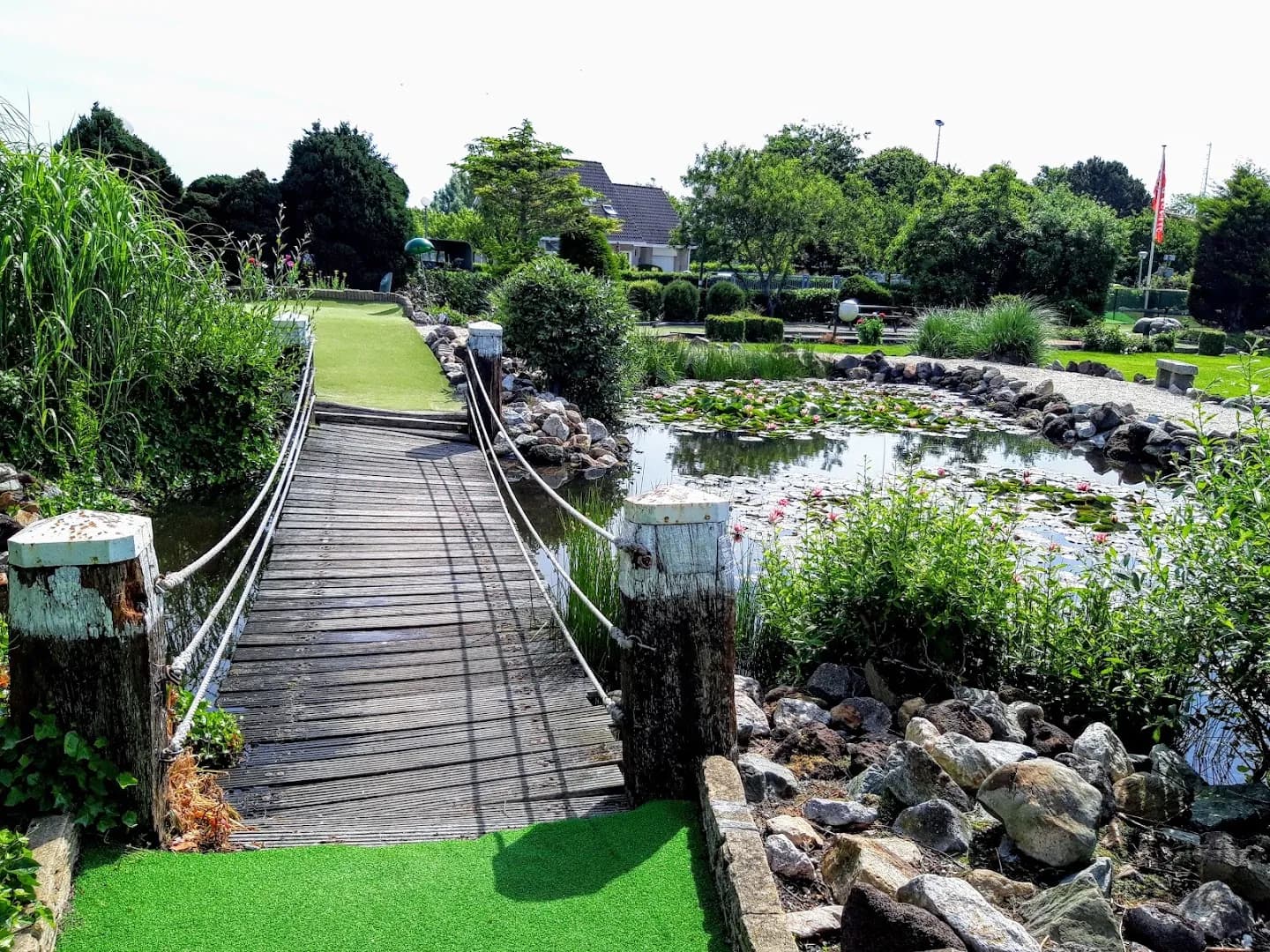 Touwbrug en vijver op de golfbaan