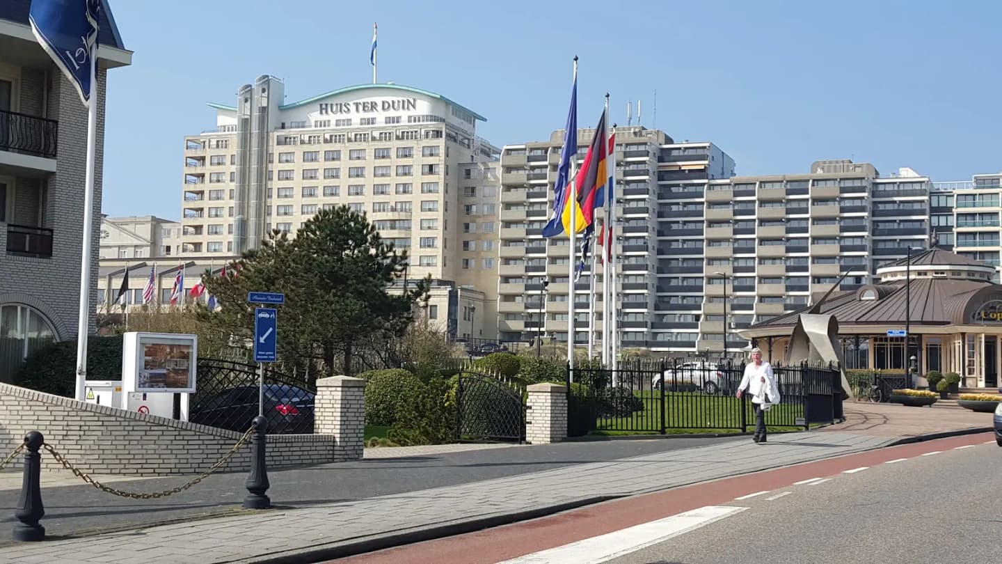 De boulevard van Noordwijk aan Zee met hotels en vlaggen