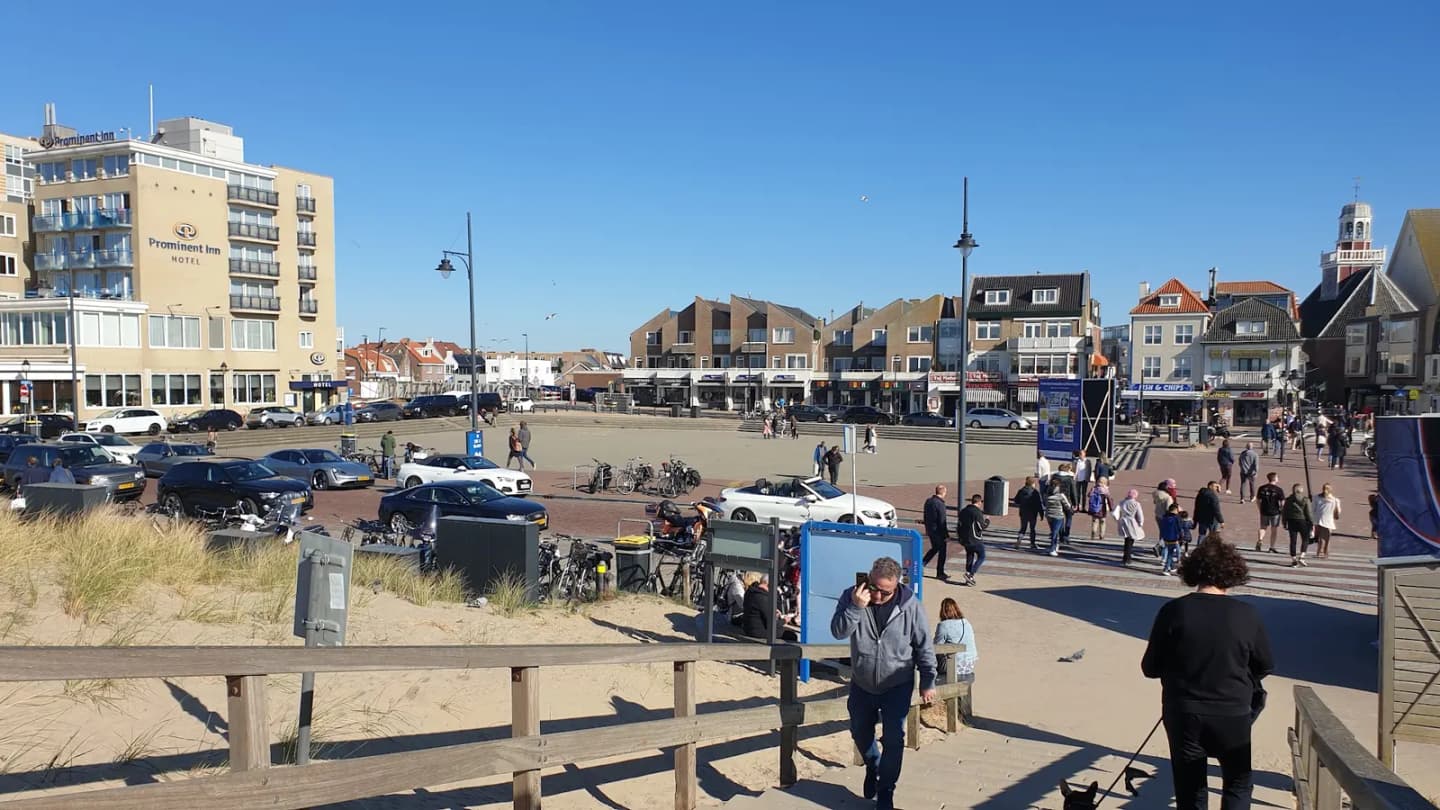 Het plein met terrassen bij de strandopgang in Noordwijk aan Zee