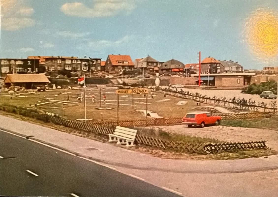 Oude ansichtkaart van de Midget Rollygolf aan de weg