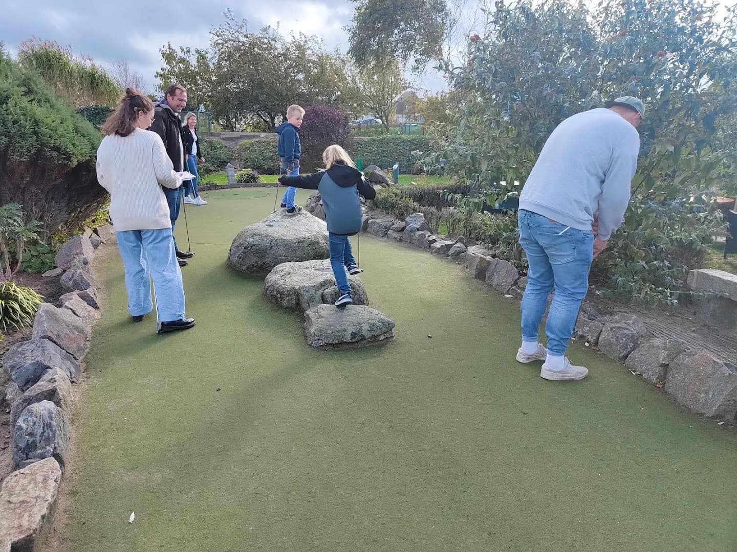 Spelers op de baan tussen de rotsen