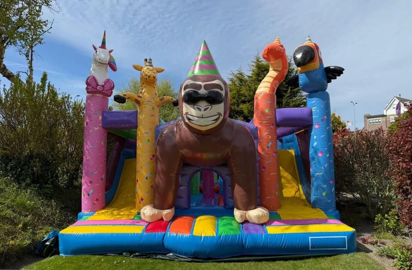 Springkasteel met dieren tijdens Koningsdag
