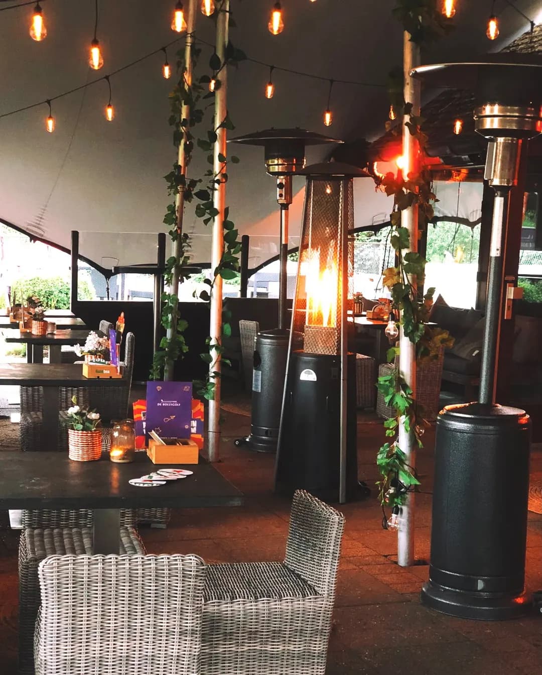 Overdekt terras met lampjes en planten