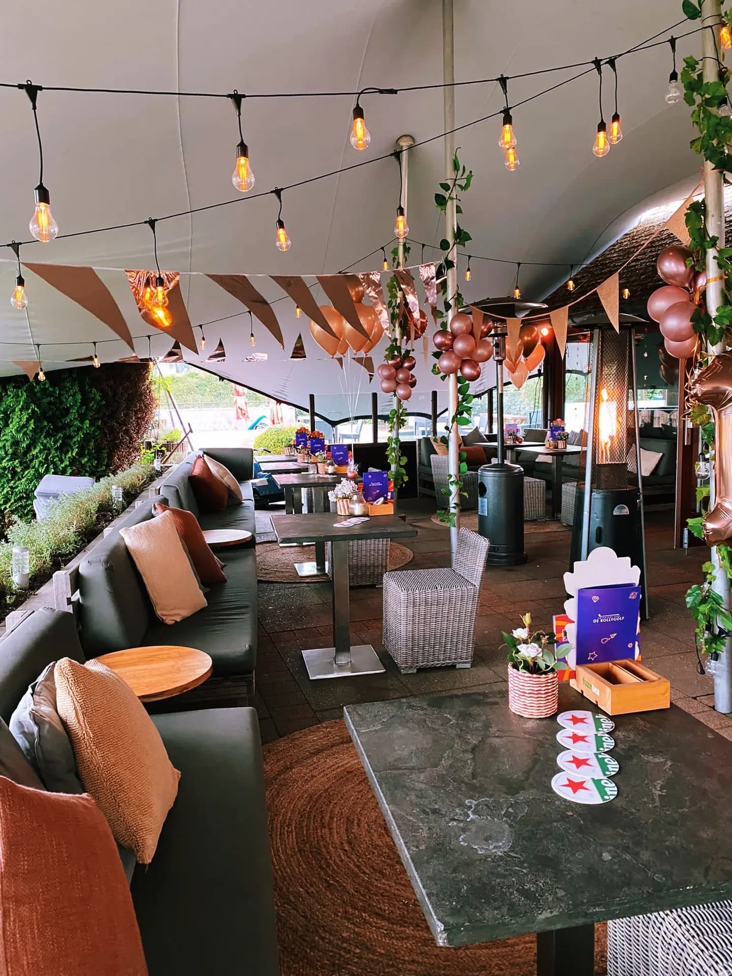 Loungeterras onder lichtslingers