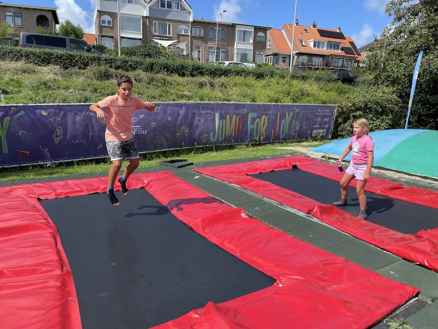 Kinderen springen op de trampolines